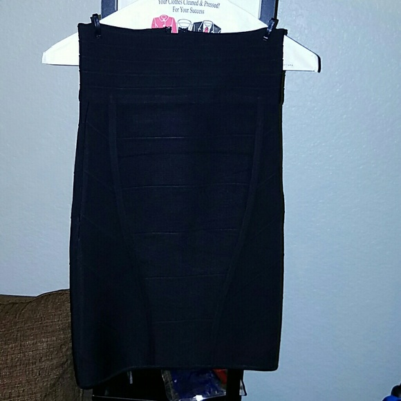 Bebe zip up back skirt