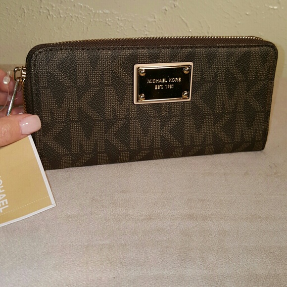 Michael Kors Handbags - ☺SOLD☺BNWT.. Michael Kors Brown Print Zipper