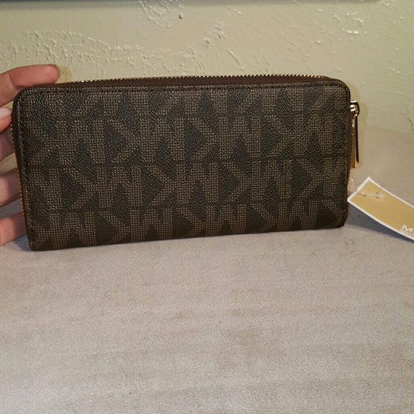 ☺SOLD☺BNWT.. Michael Kors Brown Print Zipper - Picture 2 of 4