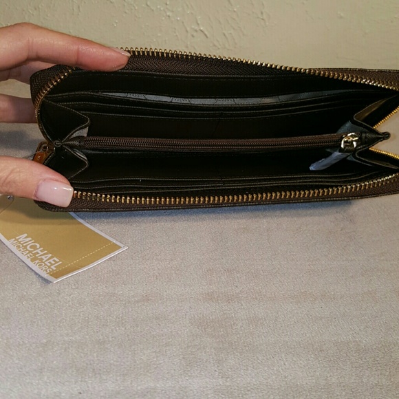 ☺SOLD☺BNWT.. Michael Kors Brown Print Zipper - Picture 3 of 4