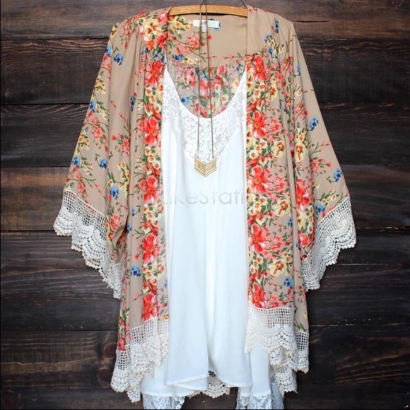 Floral and lace Kimono - Picture 2 of 4
