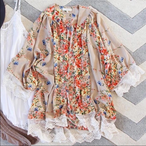 Floral and lace Kimono - Picture 3 of 4