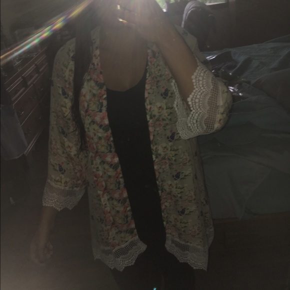 Floral and lace Kimono - Picture 4 of 4