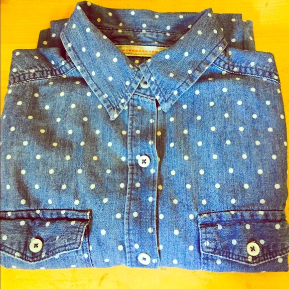 Beautiful polka dot jean shirt. ▪️▫️▪️▫️