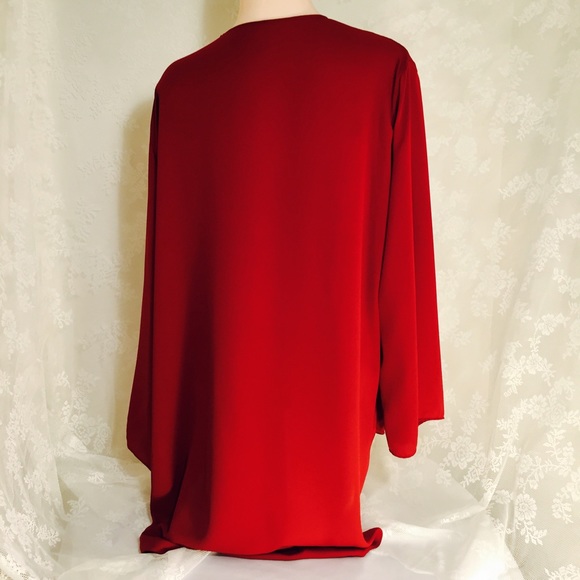 Beautiful lightweight 1X hi-lo red top - Picture 2 of 4