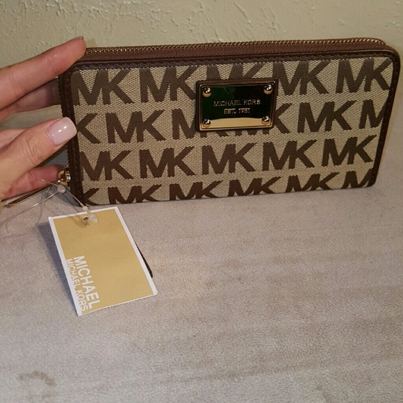 Michael Kors Handbags - 😊SOLD😊BNWT..Michael Kors Lt & Dk Brown Zipper