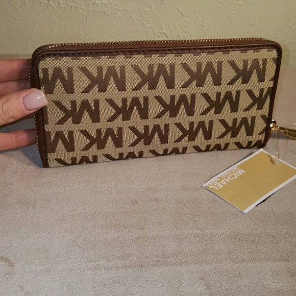 😊SOLD😊BNWT..Michael Kors Lt & Dk Brown Zipper - Picture 2 of 4