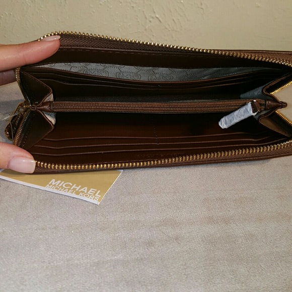 😊SOLD😊BNWT..Michael Kors Lt & Dk Brown Zipper - Picture 3 of 4