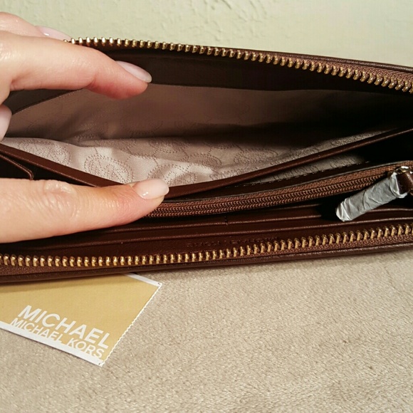 😊SOLD😊BNWT..Michael Kors Lt & Dk Brown Zipper - Picture 4 of 4