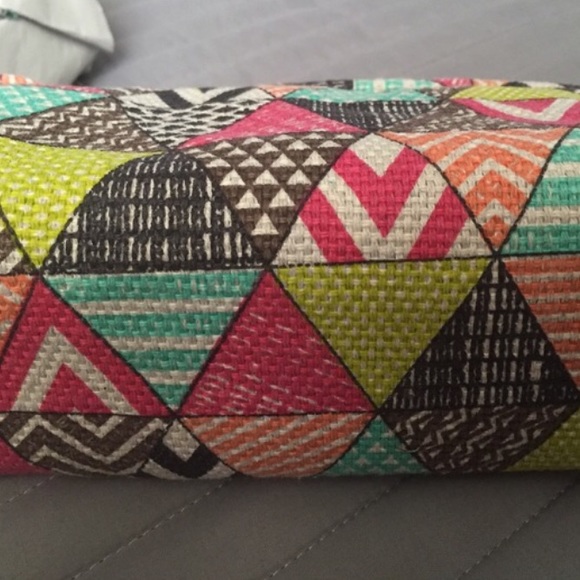 ❌SOLD❌ Triangle Patterned Makeup Bag - Picture 3 of 4