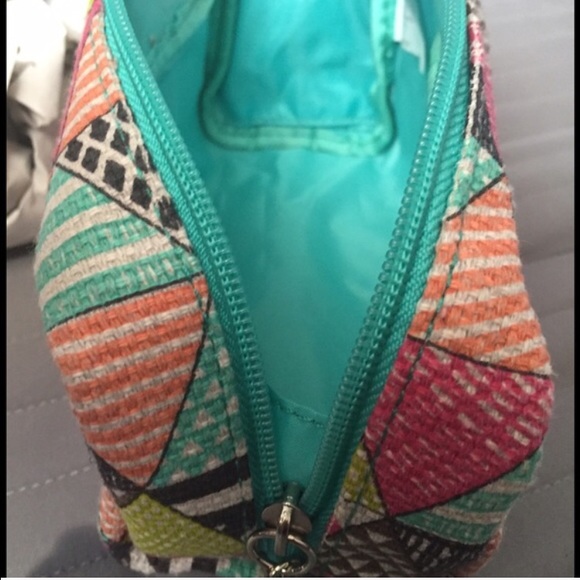 ❌SOLD❌ Triangle Patterned Makeup Bag - Picture 2 of 4