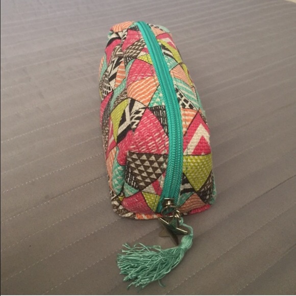 ❌SOLD❌ Triangle Patterned Makeup Bag - Picture 4 of 4