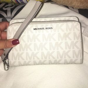 Adele wristlet ! Nwot (reasonable offers thru bttn