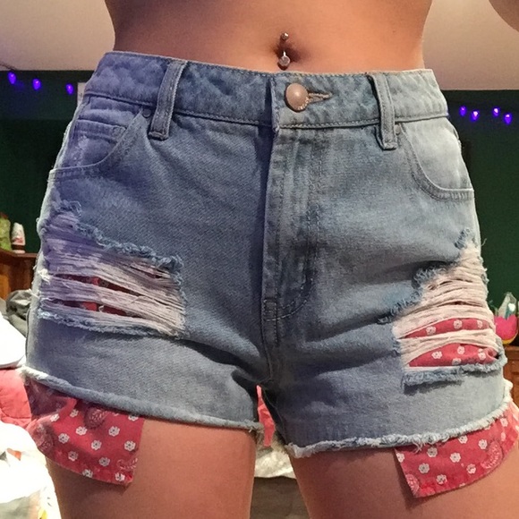 High wasted shorts. W/ cute bandana design pockets