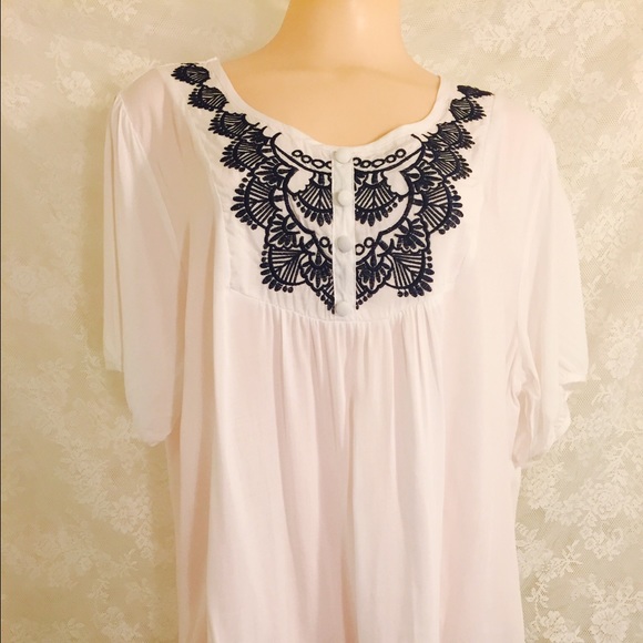 Tops - White top w/blue embroidery
