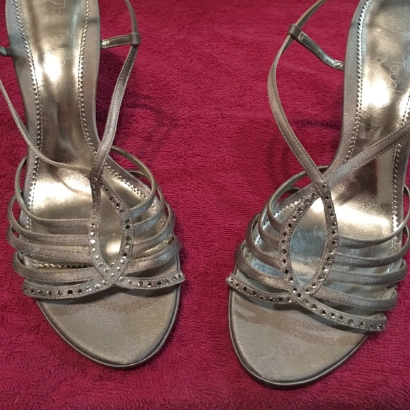 Silver heels - Picture 2 of 3