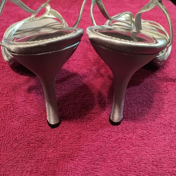 Silver heels - Picture 3 of 3