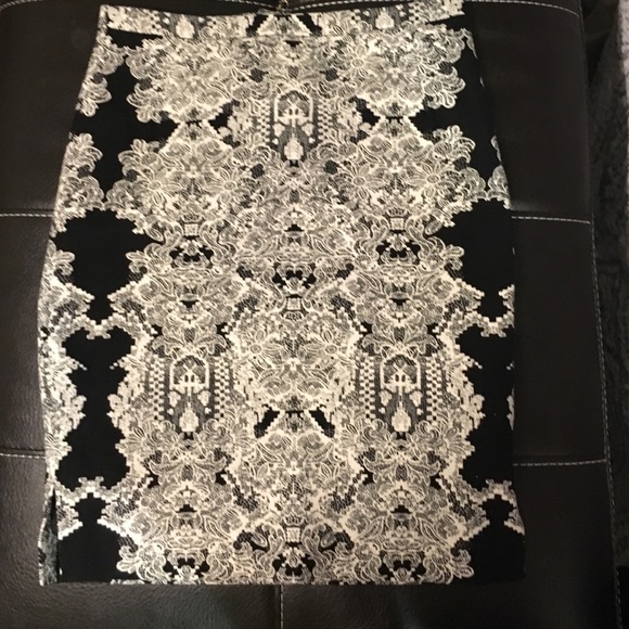 Size 2-4 black with white lace print pencil skirt