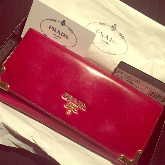 SOLD!!!! 💯Authentic Prada Wallet Spazzolato Meta