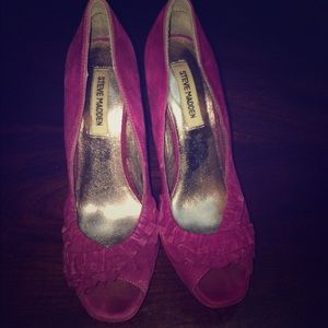 Purple suede Steve Madden peep toe pumps