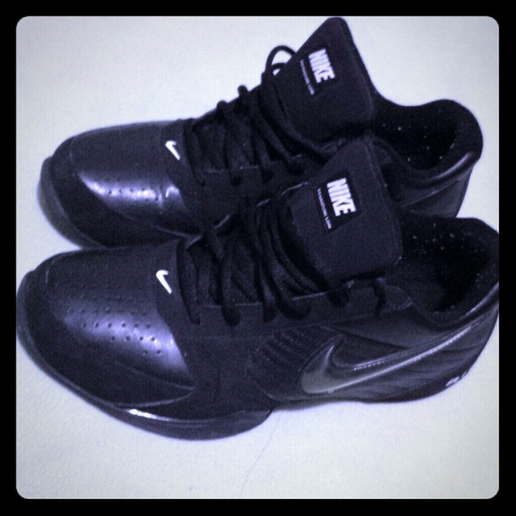 A pair of shoes - Picture 1 of 1