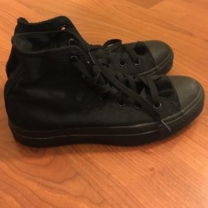 Black converse, chucks.