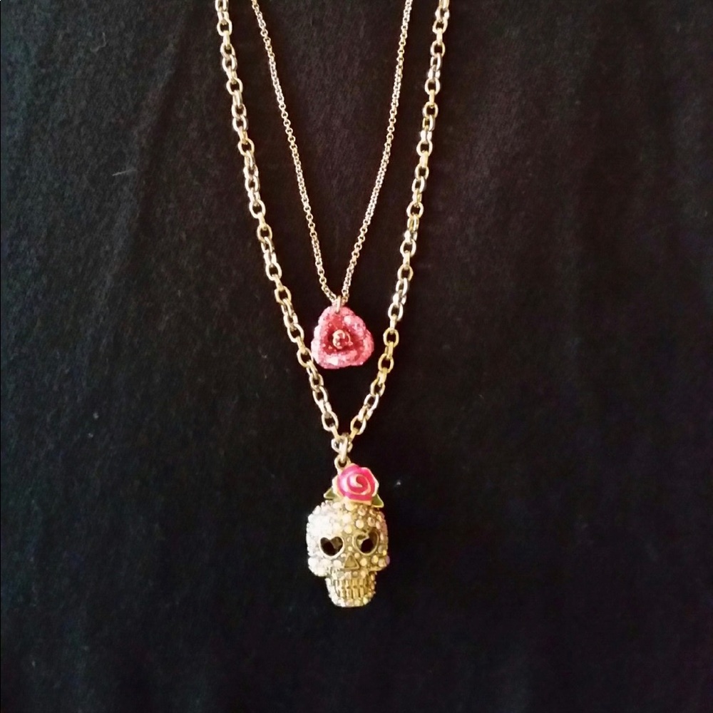 Betsey Johnson rhinestone double skull necklace 💀