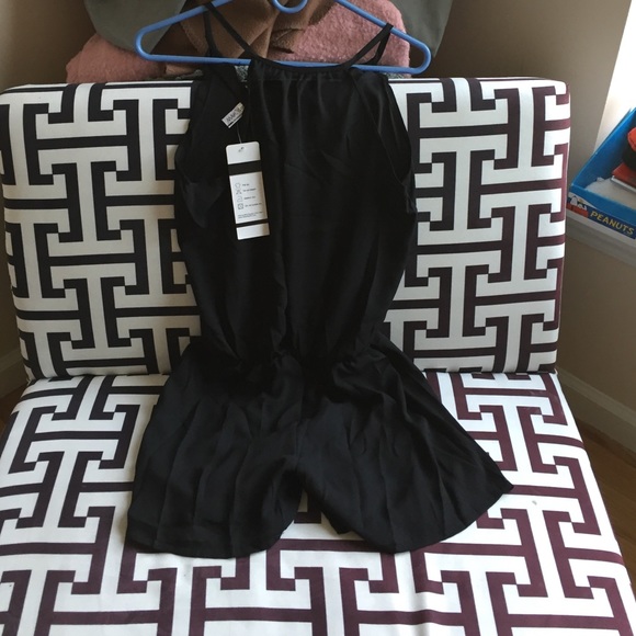 Black sleeveless jumper/romper new in pkg. trendy - Picture 3 of 3