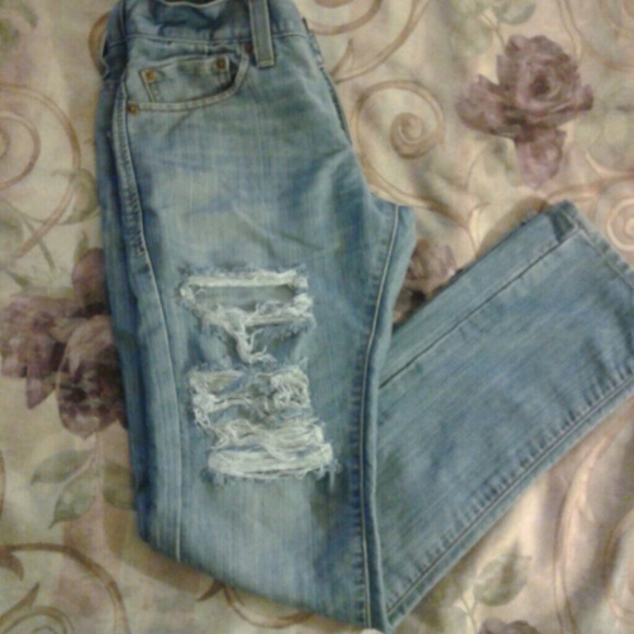 Levi jeans ripped front
