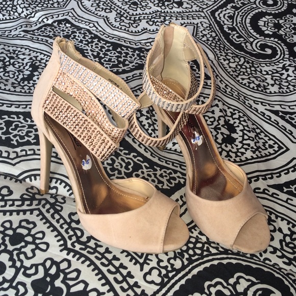 Cute go to heel for a summer wedding!