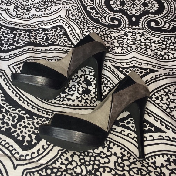 Nice black and multi color grey suede peep toe!