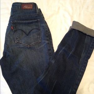 Levi's supreme curve. Size 27