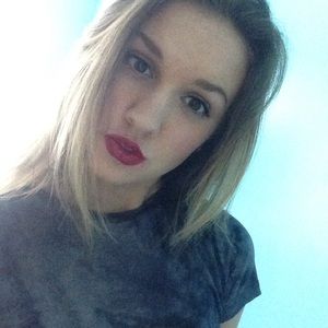 Meet your Posher, Caroline