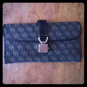 Dooney and Bourke wallet! Great condition!