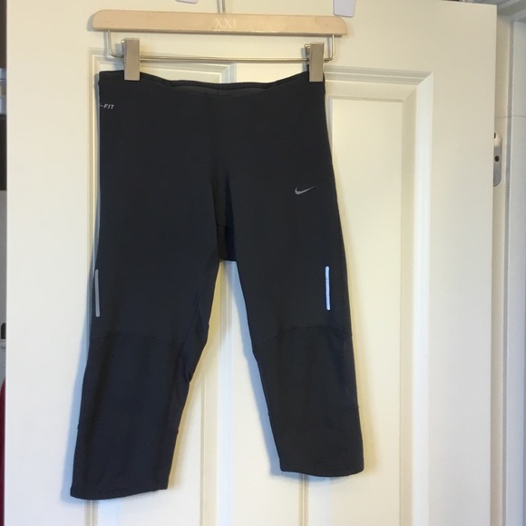 Excellent condition dark grey Nike sz XS capris!!!