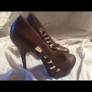 Round-toe, brown pumps