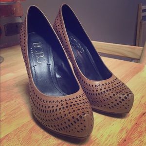 BCBGparis tan heels size 7