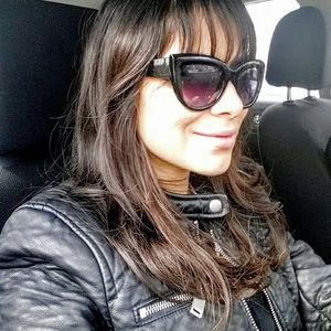 Meet your Posher, Ana f.