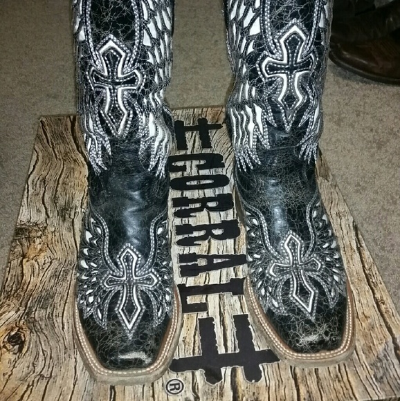 USED 5.5 Corral blk/white boots