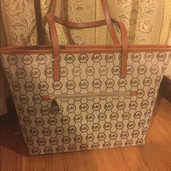 Michael Kors - Picture 2 of 3