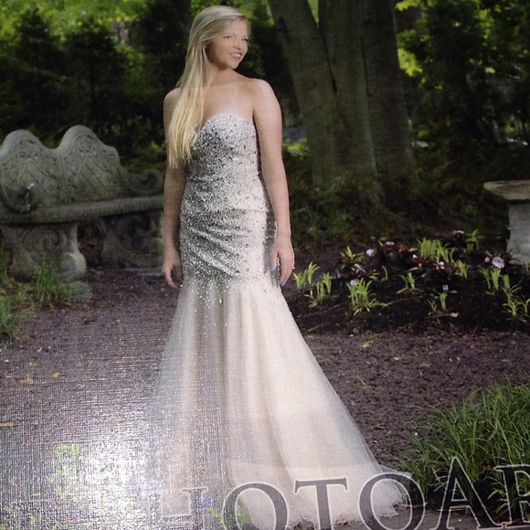 Mermaid style prom dress - Picture 2 of 4
