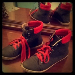 Black converse with red laces.