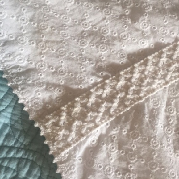 ❗️SOLD❗️Eyelet & Crochet Mini - Picture 2 of 3