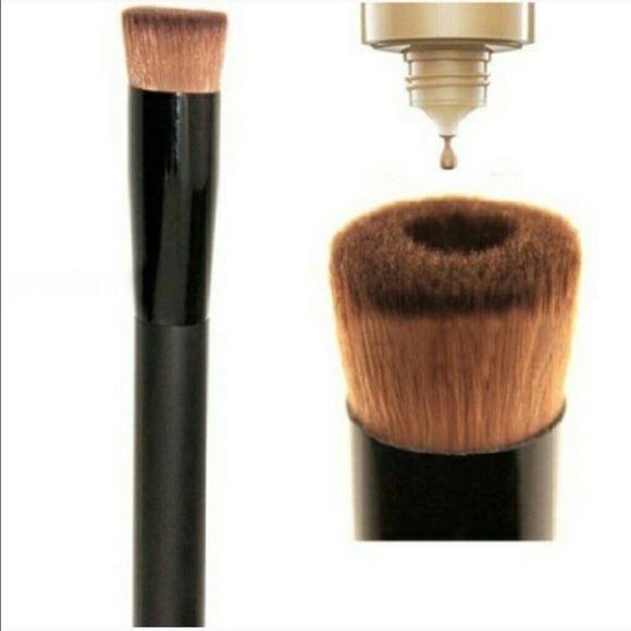 Liquid makeup brush