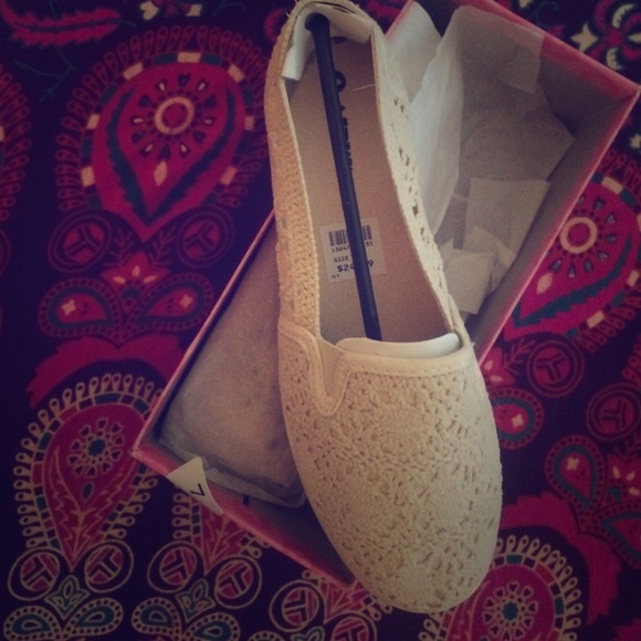 Cream Crochet Airwalk Flat (like toms)