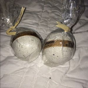 2 bath bombs