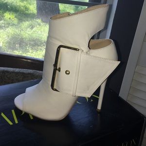 🔴Final price cut 🔴White booties with buckle !