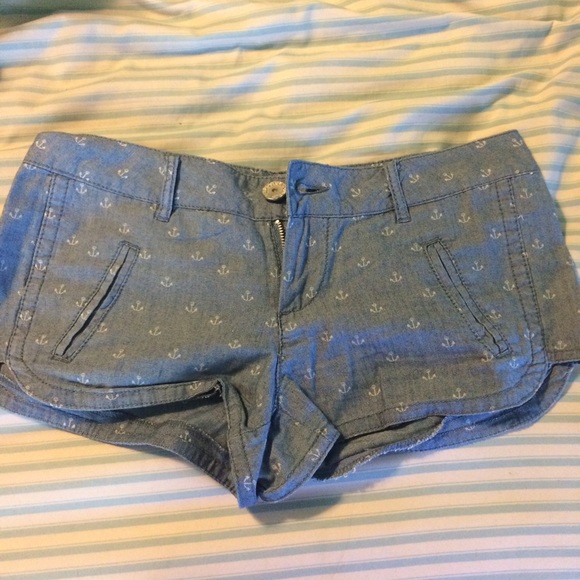 Almost Famous anchor short shorts!