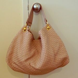 Light pink woven handbag