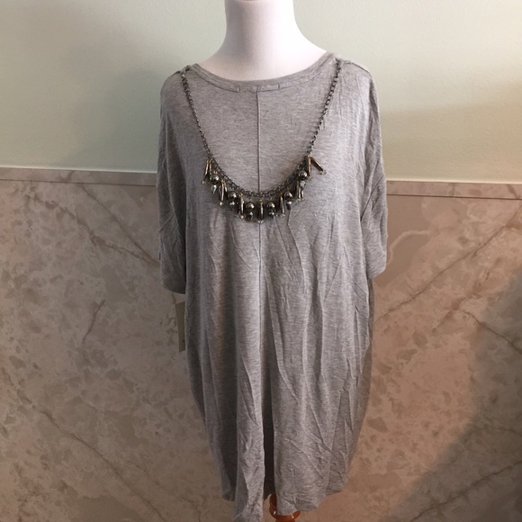NWT Sejour Grey Tee w/Attached Gunmetal Necklace